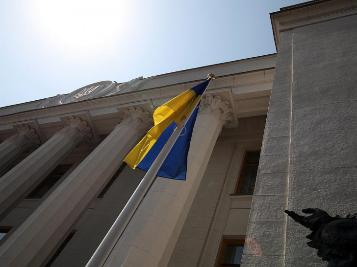 Ukrainische Flagge vor dem Parlament in Kiew (Archiv)