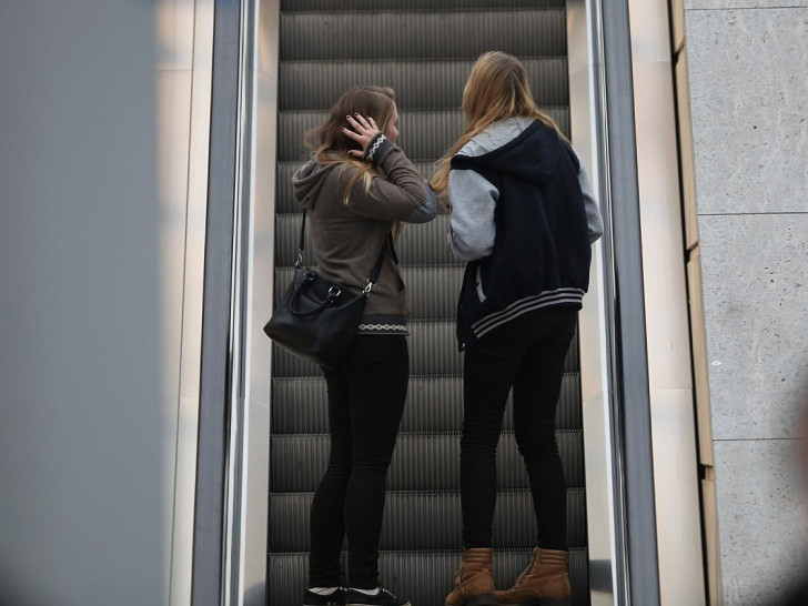 Junge Mädchen auf einer Rolltreppe (Archiv)