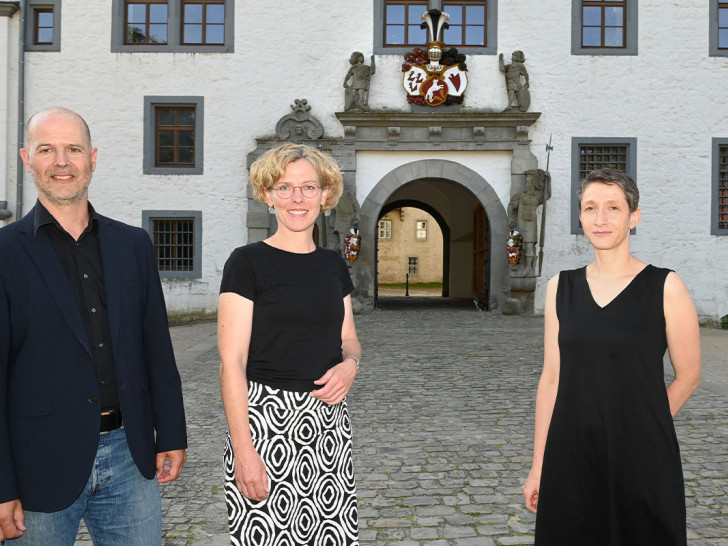 Das Team der Unteren Denkmalschutzbehörde der Stadt Wolfsburg lädt zum Tag des offenen Denkmals in das Schloss Wolfsburg ein (v.l.): Rado Velkavrh, Friederike Hansen, Susanne Dreißigacker.