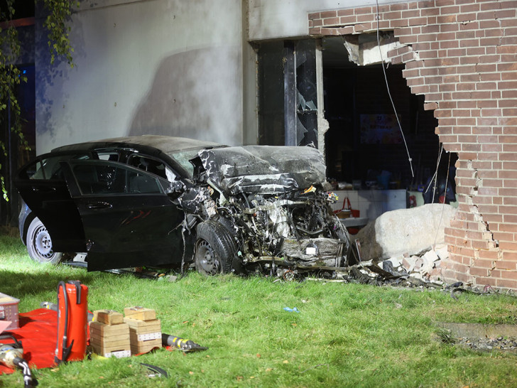 Der junge Fahrer überlebte den massiven Einschlag in die Gebäudewand nicht.