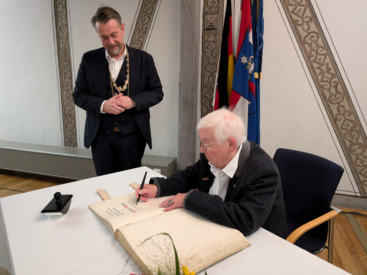 Hiltrud Bayer darf sich als erste Ehrenbürgerin in das Goldene Buch der Stadt Wolfenbüttel eintragen.