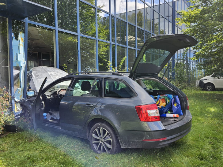 Im Gewerbegebiet Baßgeige kam es gestern zu einem Unfall. Ein Auto war in die Glasfassade eines Bürogebäudes gefahren.