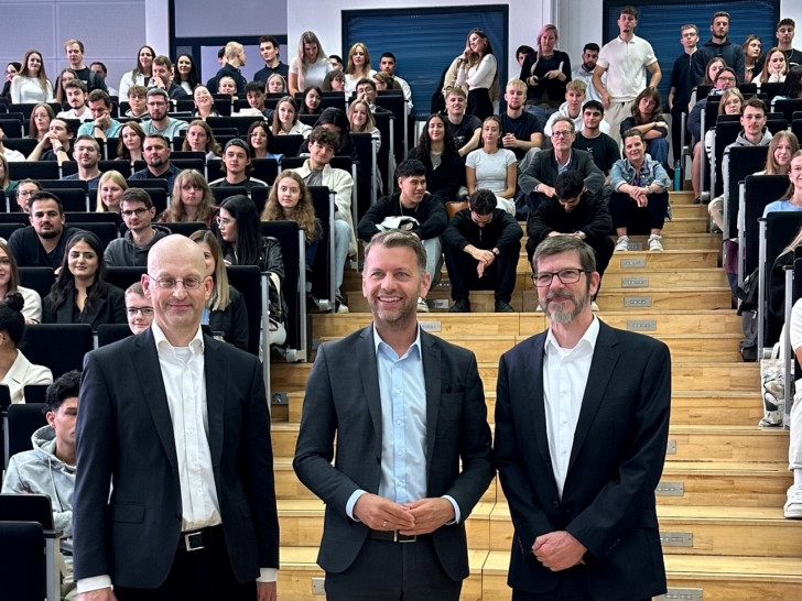 Begrüßten gemeinsam die Erstsemester am Campus Wolfsburg: Der Standortbeauftragte Prof. Dr. Dirk Sabbert, Dennis Weilmann, Oberbürgermeister der Stadt Wolfsburg, sowie Prof. Dr. Thomas Benda, Vizepräsident für Lehre, Studium und Weiterbildung der Ostfalia Hochschule (v. li.).