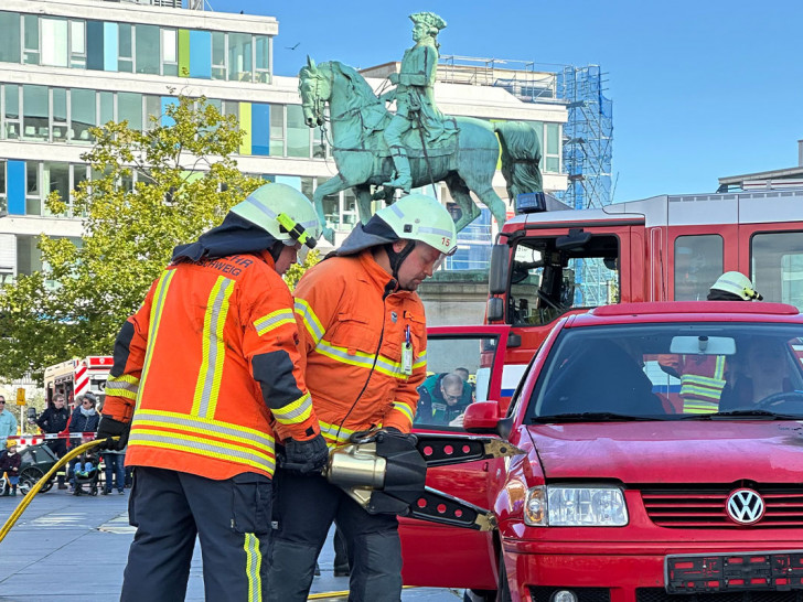 Die Feuerwehr führte eine technische Hilfeleistung an einem Fahrzeug vor.