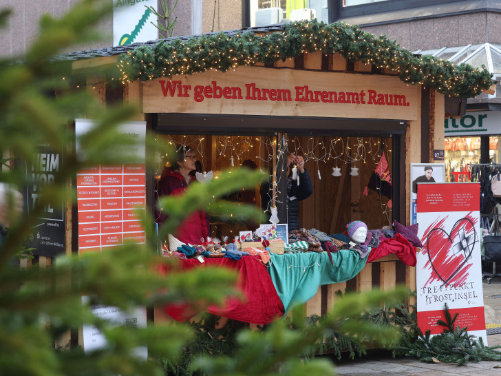 Die Ehrenamtshütte auf dem Weihnachtsmarkt.