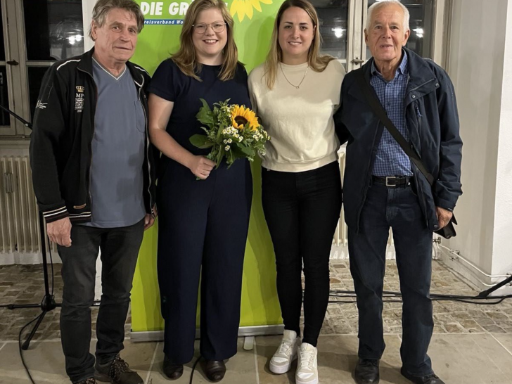 Lena Krause (2. von links) mit den Vorstandsmitgliedern Jana Göhe-Akdeniz, Wolfgang Rosenthal (links) und Horst Christlieb.