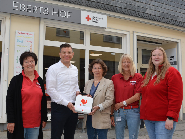 Björn Försterling und Heike Kanter (Mitte) überbrachten jetzt ein AED-Gerät, das künftig in Eberts Hof hängen wird. Darüber freuten sich (von links): Juliane Liersch, Ines Renner und Frederike Schwieger. 