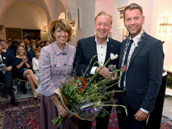 Großer Empfang im Gartensaal von Schloss Wolfsburg: Oberbürgermeister Dennis Weilmann gratuliert Professor Rolf Schnellecke zum 80. Geburtstag.