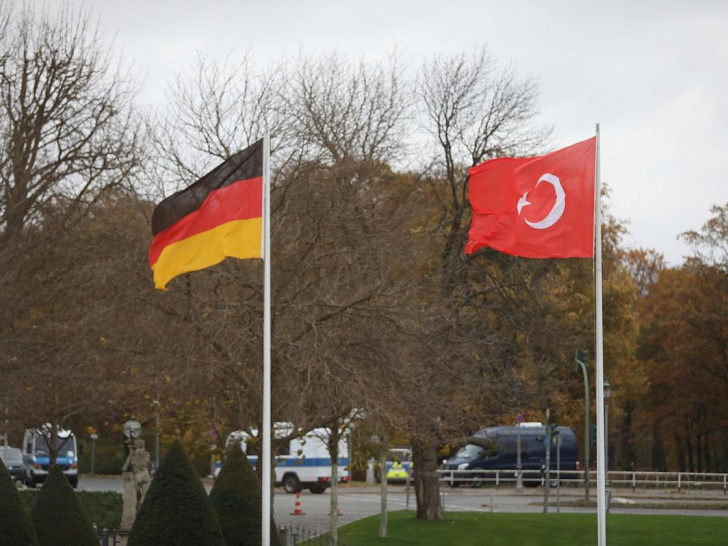 Fahnen von Deutschland und der Türkei (Archiv)