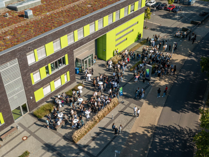 Blick von oben auf die Gäste des Welcome Days am Campus Salzgitter.