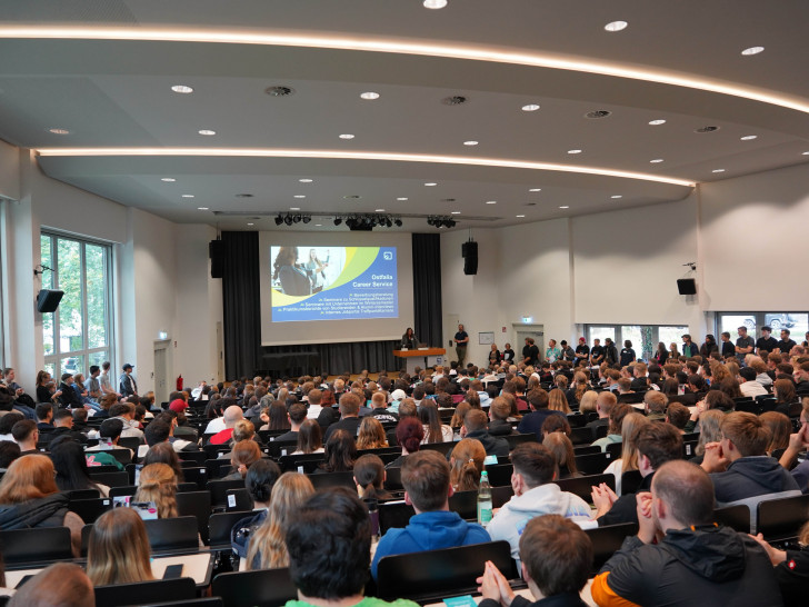 Blick in den vollen Audimax bei der Erstsemesterbegrüßung der Ostfalia Hochschule am Campus Wolfenbüttel.