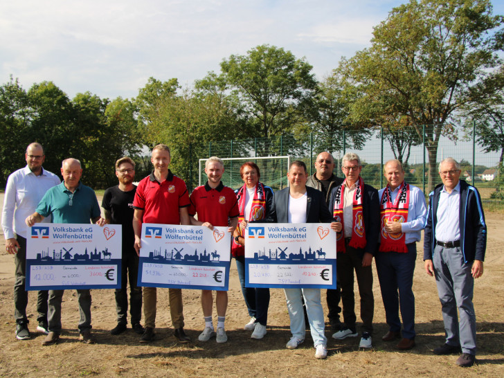 von rechts: Jürgen Nitsche, Gerhard Radeck, Rüdiger Fricke, Hans-Hubertus Broistedt, Sören Gregor, Angela Lux, Patrick Pötsch, Gerrit v. Lipinski, Calvin Spaleck, Reiner Tewes, Stephan Ehrlich (v.r.) kamen zur symbolischen Scheckübergabe in Bahrdorf zusammen