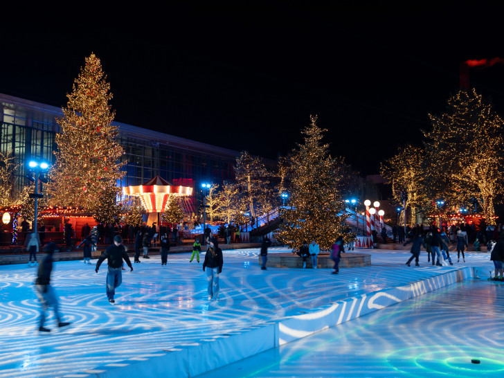 Winterwunderland: Die 4.000 Quadratmeter große Eisfläche bietet genügend Platz zum Schlittschuhlaufen.