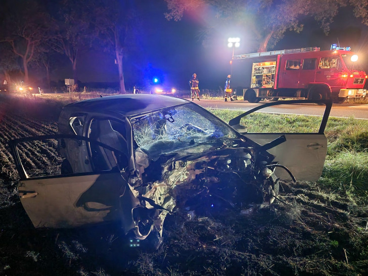 Das Fahrzeug wurde bei dem Unfall komplett zerstört.