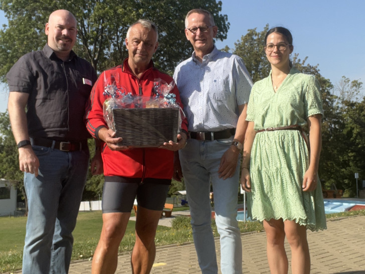  Mathias Stieler (SG Elm-Asse), Bernd Gottsleben (Schwimmmeister), Dirk Neumann (SGB) und Lisa-Marie Warnecke (SG Elm-Asse) (v. li.).