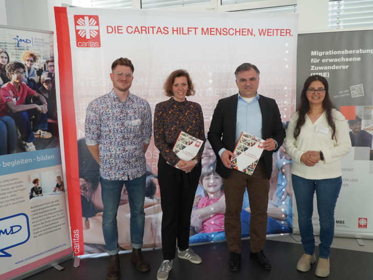 Julian Pelka, Souad El Oumari, beide Caritasverband Braunschweig mit Dr. Christos Pantazis (2. v. re.) und Anikó Glogowski-Merten (2. v. li.).