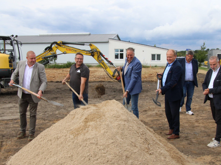 Bürgermeister Wittich Schobert, Stefan Osterkamp (Bau-Team Husmann GmbH), Burghard Täger (Geschäftsbereichsleiter Landkreis Helmstedt), Landrat Gerhard Radeck und Thomas Gröpke, Leiter Rettungsdienst (v. li.).