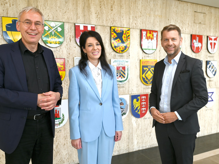 Chiara Fellicelli wurde von Oberbürgermeister Dennis Weilmann (re.) und Erster Stadtrat Kai-Uwe Hirschheide im Rathaus empfangen. 