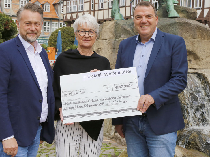 Landrätin Christiana Steinbrügge übergab den Scheck des Landkreises über eine Million Euro an Axel Burghardt (r.), Geschäftsführer des Städtischen Klinikums Wolfenbüttel, sowie an den Wolfenbütteler Bürgermeister Ivica Lukanic (l.), der Aufsichtsratsvorsitzender des Klinikums ist.