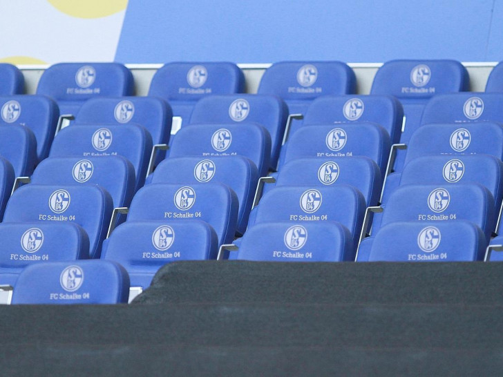 Sitze mit Logo des FC Schalke 04 (Archiv)