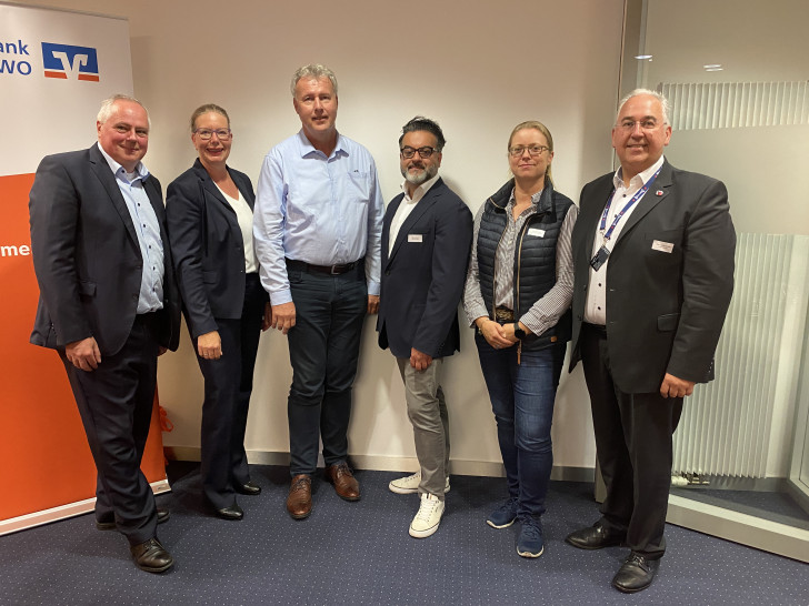 Stefan Schröder (LNC GmbH), Nicole Mölling (Volksbank BRAWO), Jan Erik Bohling (Stadt Salzgitter), Bijan Hakami (Trans.eu GmbH), Andrea Bordan (Michael Bordan GmbH) und Olaf Krause (Logistikportal Niedersachsen e.V.) (v. li.).