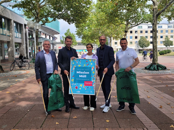 v.l. Stadtrat Andreas Bauer, Oberbürgermeister Dennis Weilmann, Melanie Bergmann (Leitung Stadtmarketing und Kommunikation bei der WMG), Jens Hofschröer (Wirtschaftsdezernent und Geschäftsführer der WMG) und Holger Ikas (Abteilungsleiter Abfallwirtschaft der WAS) präsentieren den Stadtputztag 2025.