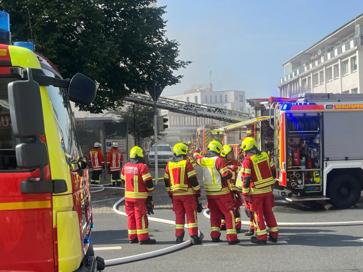 Etliche Einsatzkräfte sind vor Ort, um den Brand zu löschen.