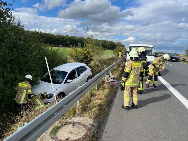 Das Auto war über die Leitplanke geflogen.