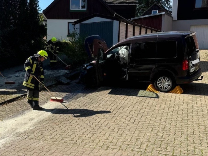 Die Feuerwehr kümmerte sich auch um ausgelaufene Betriebsstoffe.