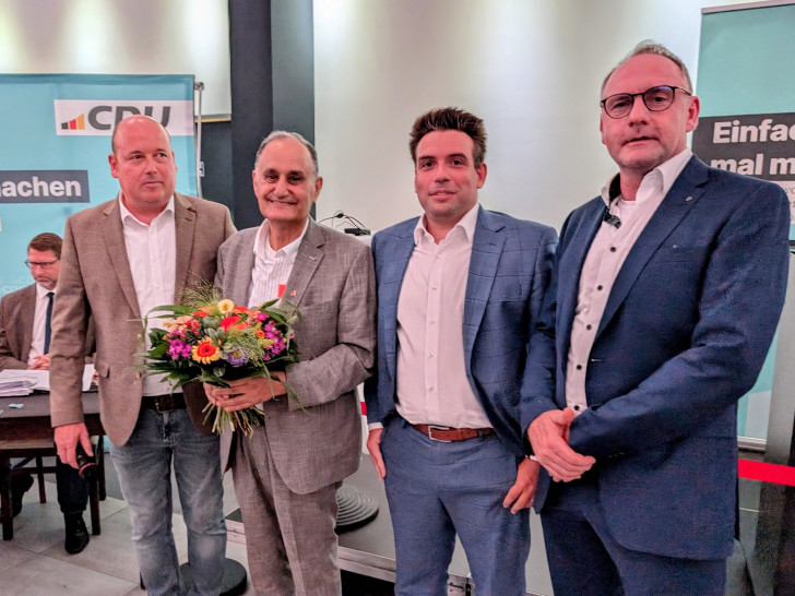 Professor Dr. rer. pol. Reza Asghari (mit Blumenstrauß) mit seinen Gegenkandidaten Steven Mohrmann und Magnus Hirschfeld. Wolfenbüttels CDU-Kreisvorsitzender Holger Bormann (links) bedankte sich bei allen.