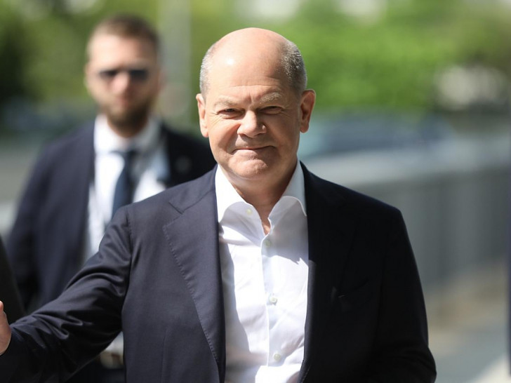 Olaf Scholz mit Personenschützer im Hintergrund (Archiv)