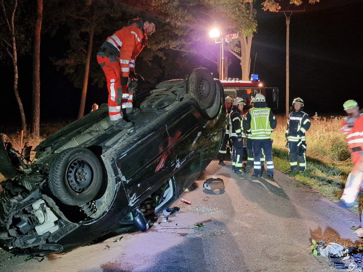 Das Fahrzeug kam auf dem Dach zum Liegen.