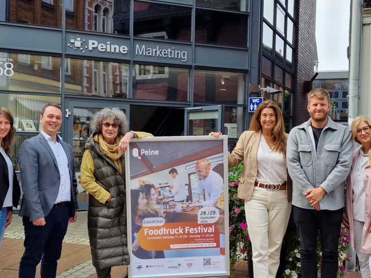 Stellen das Programm zum Foodtruck Festival in Peine vor: (v.l.) Noreen Teske (Peine Marketing), Thorge Karnick (stellv. Aufsichtsratsvorsitzender Peine Marketing), Susanne Pichlak (Wohnbau Salzgitter – Präsentator), Anja Barlen-Herbig (Geschäftsführung Peine Marketing), Lukas Bock (Kooperationspartner), Melanie Mothes-Rump (stellv. Vorsitzende Kaufmannsgilde Peine).