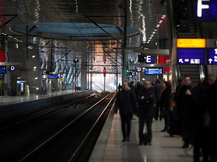 Reisende bei der Bahn (Archiv)