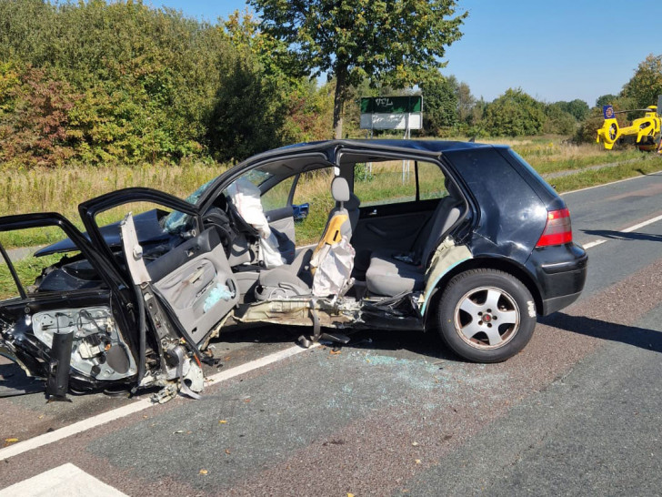 Die Fahrzeuge wurden bei dem Unfall stark beschädigt. Auch eine Rettungshubschrauber musste kommen.