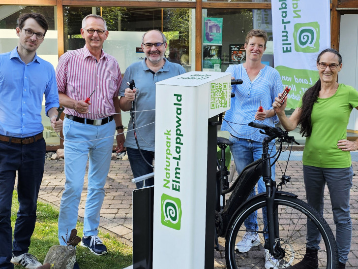 Benedikt Einert (Leiter Till-Eulenspiegel Museum), Dirk Neumann (Bürgermeister der Samtgemeinde Elm-Asse) sowie Sven Volkers, Stefanie Schumacher und Heike Volkmann (Geschäftsstelle Naturpark Elm-Lappwald). 