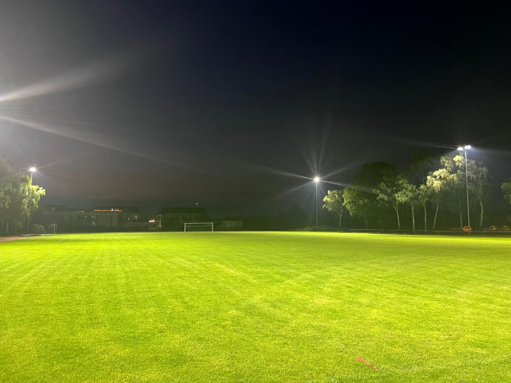 Die neue LED-Flutlichtanlage in Wendschott.