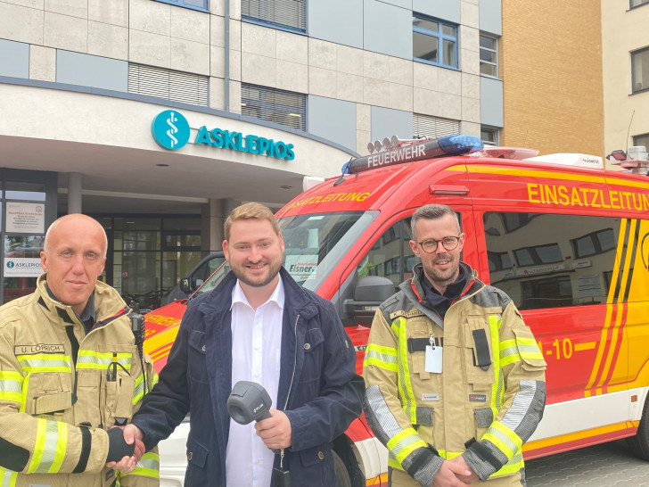 Freuen sich über die Spende, Udo Löprich (li.) und Kevin Schmidt (re.) von der Freiwilligen Feuerwehr Goslar mit Harzkliniken-Geschäftsführer Dennis Figlus.