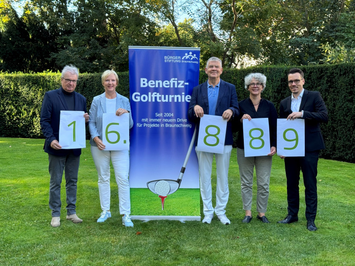 Präsident Dr. Christian Schütte vom Golfklub Braunschweig, die Organisatoren Karoline und Matthias Biedenkopf, Susanne Hauswaldt, geschäftsführende Vorständin der Bürgerstiftung Braunschweig sowie Sascha Habich vom Sponsor Berenberg (v. li.). 