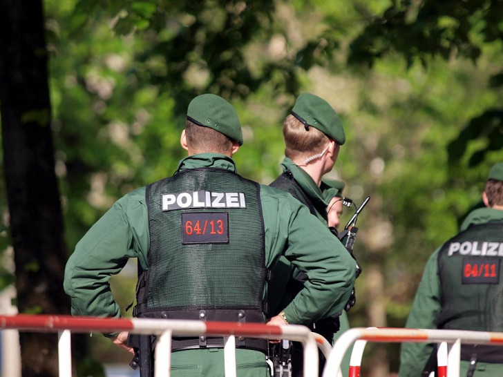 Polizisten an einer Absperrung (Archiv)