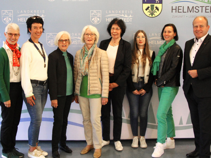 v.l: Carina Thomsen (Nat. Repräsentantin), Daniela Sievers (Präsidentin IW HE), Gründungsmitglied Ingrid Hagedorn, Gründungsmitglied Jutta Schiller, Vorständin Barbara Rautenschlein, Magan Pilz (stellv. Gleichstellungsbeauftragte LK HE), Petra Kantenwein (Leiterin Jugendamt LK HE), Landrat Gerhard Radeck.