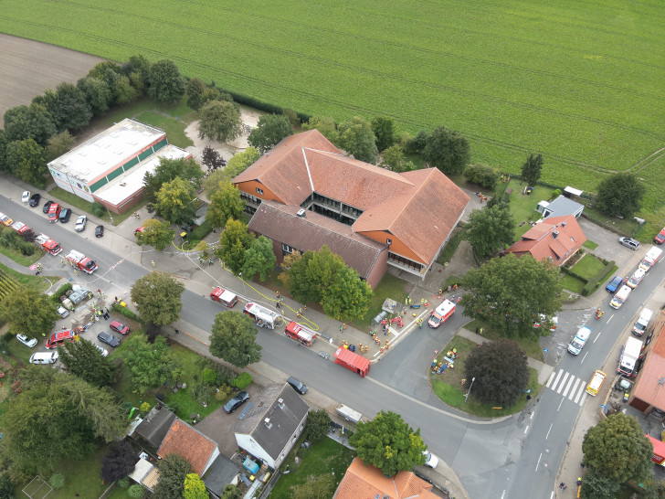 Die Feuerwehren der Samtgemeinde Baddeckenstedt wurden am gestrigen Freitag zu einer Großübung zur Grundschule in Groß Elbe gerufen