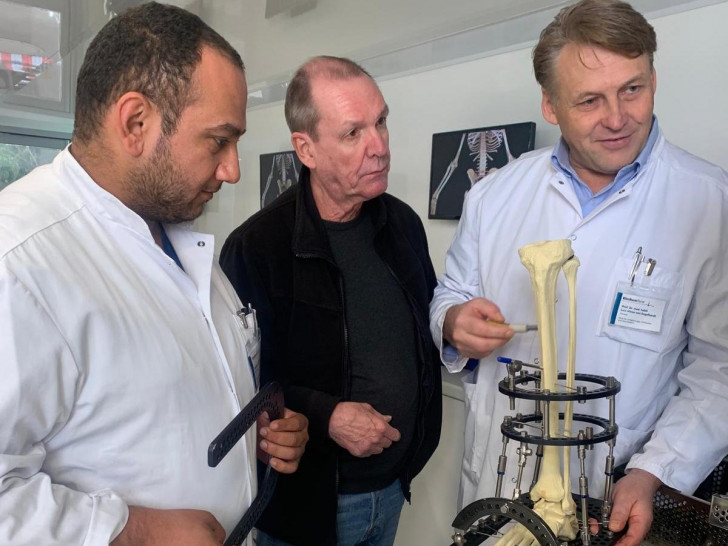 Watheq Al-Juboori, Assistenzarzt Unfallchirurgie und Orthopädie, Frank Homeyer, OP-Pflege und Prof. Dr. Lars Victor von Engelhardt, Chefarzt der Klinik für Unfallchirurgie, Orthopädie und Sportmedizin (v. li.).