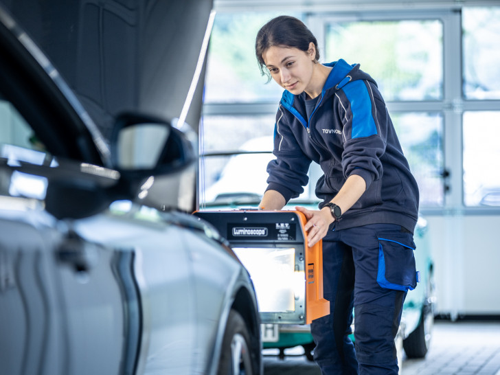 Beim Lichttest steht die technische Überprüfung aller Leuchtkomponenten im Vordergrund, doch die Prüfingenieurinnen und Prüfingenieure vor Ort beantworten auch gern alle Fragen rund um das Thema Scheinwerfer.