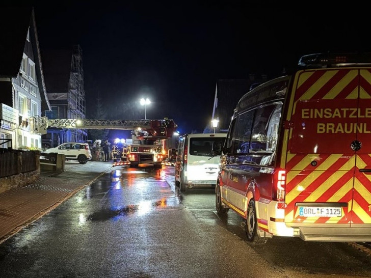 Es waren etliche Einsatzkräfte vor Ort, da zunächst von einem Brand ausgegangen wurde.