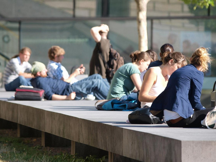 Junge Leute vor einer Universität (Archiv)