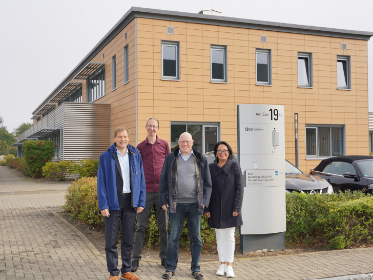 Sie trafen sich vor dem betreffenden Dach am Exer und vereinbarten die Kooperation (von links): Prof.Dr. Holger Brüggemann und Nanno Peters von SONNE e.G. sowie Prof.Dr. Wolf-Rüdiger Umbach und Carola Weitner-Kehl vom Technischen Innovationszentrum Wolfenbüttel (TIW).