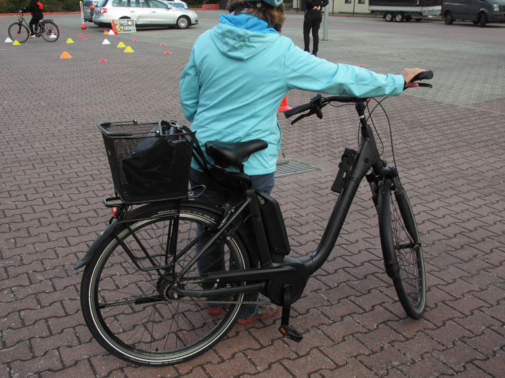 Ein Parcours für Elektro-Fahrräder wird abgesteckt.