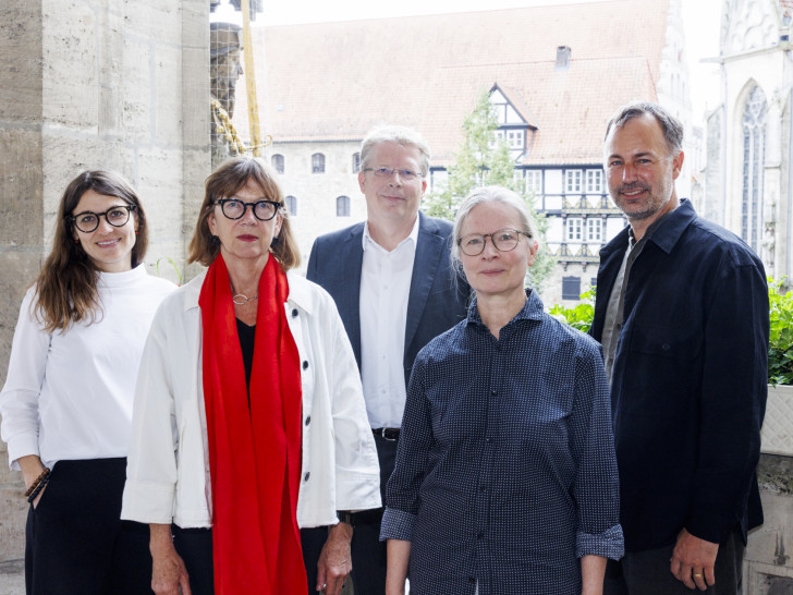 Der neue Gestaltungsbeirat der Stadt Braunschweig (v.l.n.r.): Tanja Remke, Christa Reicher (Vorsitzende), Stadtbaurat Heinz-Georg Leuer, Ariane Röntz und Dan Schürch.