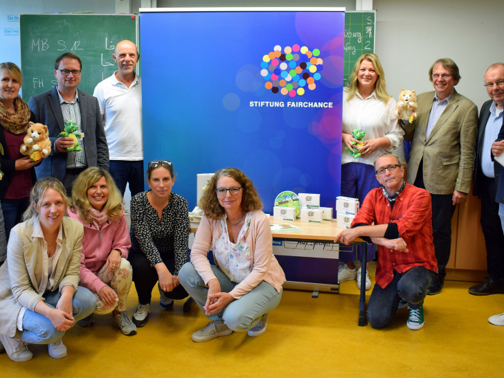 Stellten das MITsprache-Programm bei der Auftaktveranstaltung vor: Stadtrat Dr. Dirk Härdrich (3. von rechts), Alexander Wolf von der Stiftung Fairchance (rechts), die Leiterinnen der teilnehmenden Grundschulen und die Vertreter/innen der Träger der teilnehmenden Familienzentren/Kitas/Lern- und Spielgruppen.